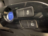 【オートマチックハイビーム】先行車や対向車のライトを認識し、ハイビームとロービームを自動で切り替え、夜道の視界を確保します。