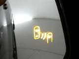 隣車線を走る車両をレーダーで検知し、ドアミラーでは確認しにくい後側方エリアに存在する車両に加え、急接近してくる車両も検知します。車両を検知するとドアミラーに搭載されたLEDインジケーターが点灯します。