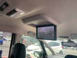 後席専用モニターです。後席でDVDやテレビをワイドな画面でお楽しみ頂けます!(ルーフ取り付けタイプ:11インチワイドVGA液晶モニター)。