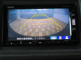 ギヤをRに入れるとナビの画面に後ろの映像が映るリヤカメラ付!後退時の安全確認やコンディションの悪い視界でもカラーバックモニターがドライバーをサポート☆☆☆