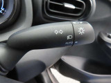 スイッチをオートに設定しておけば、車外の明るさに応じて自動的にヘッドランプを点灯・消灯します。夕暮れ時やトンネルの続く山道などを走行する時に便利なコンライトを装備しています。