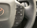 前方の車との車間を設定し、スピードを上げたり緩めたりを自動で行ってくれる追尾式の「レーダークルーズ」。上級装備の一つです!高級車にしかつかない嬉しい機能です。
