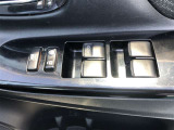 パワーウィンドウのスイッチです。 運転席にいながら助手席や後席の窓を開け閉めできるので、大変便利です。