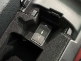 充電用USB端子付き。スマートフォンなどの充電に便利です。