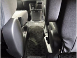 運転席と助手席の間にウォークスルーがあり、後席への移動が可能です◎雨の日に後席へ移動したい際など便利です☆