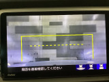 バックカメラの画像です。ガイドラインがスムースな車庫入れをサポートいたします。車庫入れの安心感がアップしますね。