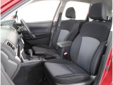 長時間の運転も疲れにくいフロントシート!体をしっかり支えてくれて運転がしやすい形状です!!後部座席もゆったり座れて足元のスペースも広々!ドライブの際は全員が窮屈な思いをせずにお楽しみいただけます!