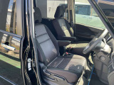 運転席・助手席ひじ掛けが付いていますので乗車中はとても快適です。
