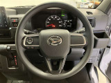 ステアリングから手を離さず、運転に集中したままオーディオ等の操作ができます。