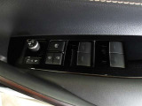 パワーウィンドウスイッチで運転席から全席の窓の開閉ができます。