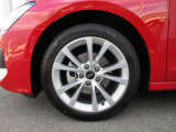 全車両に標準装備の純正アルミホイールは、純正ならではのバランスの良いデザインと、走行安定性をお楽しみ頂けます。
