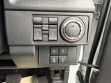お車のキーはスマートキーです。キーを身につけた状態で車に近づき、ドアロックの解錠や施錠操作が出来ます。雨の日など両手がふさがっている時など、とっても便利ですね。