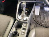 シンプルでとても使いやすいフロアシフトに、パーキングブレーキは電子制御パーキングブレーキです。