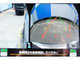 バックギアに入れるとバックカメラの映像がナビに映ります。障害物までの距離もわかりやすいです。