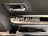 電動格納式リモコンドアミラーと、パワーウィンドウスイッチ等は運転席ドアにあります。