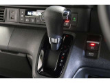 インパネシフトだから視線の移動も少なく足元もスッキリ♪運転席もゆったりしているのでゆとりを持ってドライブできますね!