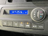 【オートエアコン】一度お好みの温度に設定すれば、車内の温度を検知し風量や温度を自動で調整。暑い&hellip;寒い&hellip;と何度もスイッチ操作をする必要はありません。快適な車内空間には必須の機能ですね♪