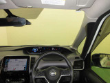 ドライバー目線で、使いやすく安全操作性と良好な視界を実現した運転席です。
