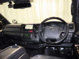 運転の際、常に目にする部分だけにシックで飽きのこないデザインが良いですね。