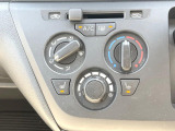 寒い冬も暑い夏も全席に快適な空調を届けてくれる、ダイヤル式エアコンを装備♪