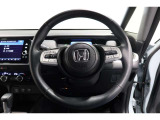 運転中もハンドルでの操作が可能です。特に高速道路等の目が離せない運転時には、便利さだけでなく、安全性も兼ね備えております。