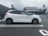 コンパクトなボディでどの年代の方にも乗りやすいお車になっております☆