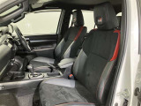 高いホールド性で運転姿勢が安定します。長距離ドライブでも疲れにくいのが魅力です。快適なドライビングライフをお送りください♪