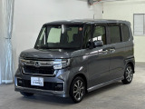 お目当てのNBOXは旧国道1号線沿い、静清BP 長崎ICを降りて5分。隣接の清水吉川店と並び奥のユーセレクト静岡店にて展示中です。 レンガ色のマンションの真向かいの駐車場完備の中古車専門店舗です。