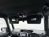 ミラー付きのサンバイザーが装備されています!
