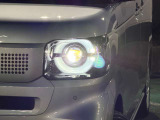 明るく照らすLEDヘッドライト装備、LEDポジションランプがフェイスを精悍に引き締めます。