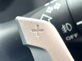 【パドルシフト】ハンドルから手を離さずに素早くシフトアップ&ダウンができるので、エンジンブレーキを使う下り坂や高速道路の合流で加速したい場面で役立ちます。