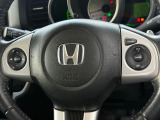【ステアリングスイッチ】が付いており運転中に前方から目線をそらすことなくオーディオ等の操作が可能なので安心・快適にカーライフをお楽しみいただけます。