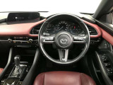 【運転席インテリアデザイン】左右対称のインテリアデザインでドライバーを包み込み運転に集中できるように設計されています。