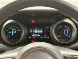 視認性に優れたメーターを採用しており、走行中でも車速や情報が分かりやすく表示されます。運転時の視線移動をむりのない範囲に抑え、快適で安心感のあるドライブをサポートします。