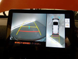パノラミックビューモニターを装備。クルマを真上から見るように周囲を確認できます。