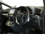 高級感のある運転席回り♪乗っていて落ち着けるデザインです。もちろん使い勝手もとても良いです。