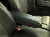 【アームレスト】運転時の疲労軽減にもなるアームレストがついています!