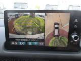 マルチビューカメラで車の周囲を映像で確認できます。駐車場や見通しの悪い交差点などナビ画面に映し出します。