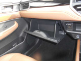 必需品の保険証や車検証の他に、お好きなCD・DVDやサングラスなど小物を収納できます。意外と大切な部分なんですよ。