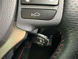 クルーズコントロール機能が付いています。 速度を設定するとアクセルを踏まなくても一定の速度で走ることができます。  高速道路ではとても便利な装置なんです。
