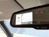 空の上から見下ろすような視点で駐車が出来る「アラウンドビューモニター」がルームミラーに表示されますので、駐車が苦手な方にも心強い味方になってくれるはずです♪