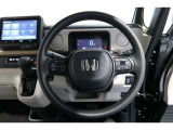 運転中もハンドルでの操作が可能です。特に高速道路等の目が離せない運転時には、便利さだけでなく、安全性も兼ね備えております。
