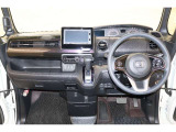 操作性に優れた運転席となります!小物入れや各ボタンの配置にこだわり、使いやすいです!座り心地もよく視認性も良好なのでロングドライブもお任せ下さい!