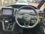 使いやすく安全な操作性と良好な視界を実現した運転席!