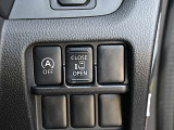 運転席の右側にはアイドリングストップ、オートスライドドアの操作スイッチが有ります。