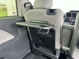 1列目シート背もたれにはテーブルが装備されています!
