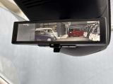 車両後方のカメラ映像がミラーに映るので、乗員や荷物が多くても視界を遮らず安心です。また、広角カメラで映しているので通常のミラーより視界が広く、夕方や夜間でもクリアな後方視界を確保することが出来ます。