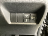 駐車や出庫時に障害物が接近するとお知らせしてくれるパーキングセンサーシステムつき。