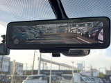 スマートルームミラー、後方がカメラの映像で見れるので視界くっきり、車内に障害物があっても関係ありません。普通のバックミラーとも切りかえが出来ます。