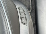 【ドライビングポジションメモリー】運転席シート位置などを記憶させることができます。運転交代の際もストレスフリーですね♪